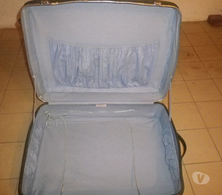 Accessoires - Bagagerie Ille-et-Vilaine Cesson Sevigne - 35510 - Photos Vivastreet 2 valises avec roulettes et clés