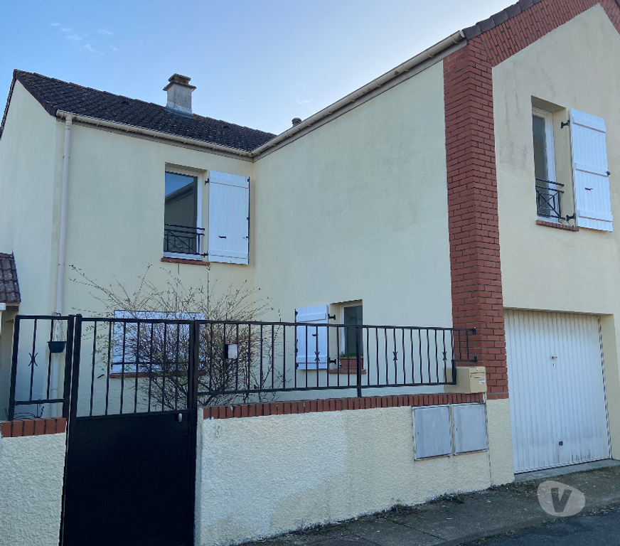 Vente Maison Seine-et-Marne Savigny le Temple - 77176 - Photos Vivastreet Vend Pavillon Salon + 4 chambres sur 264 M2 de terrain
