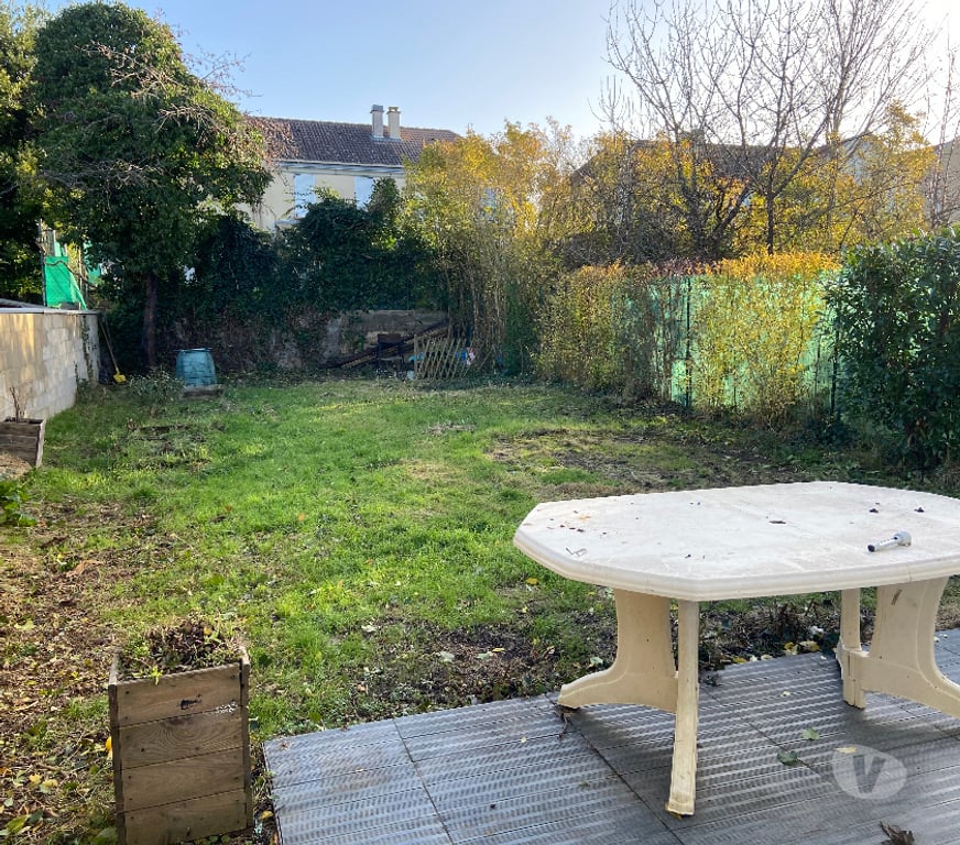 Vente Maison Seine-et-Marne Savigny le Temple - 77176 - Photos Vivastreet Vend Pavillon Salon + 4 chambres sur 264 M2 de terrain