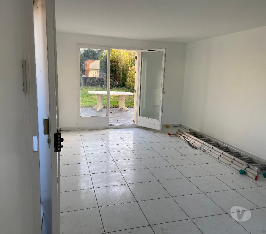 Vente Maison Seine-et-Marne Savigny le Temple - 77176 - Photos Vivastreet Vend Pavillon Salon + 4 chambres sur 264 M2 de terrain