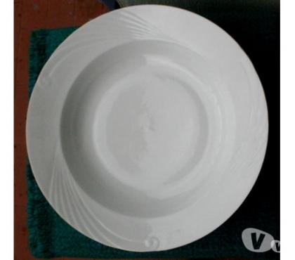 Ameublement & art de la table Montauban Tarn-et-Garonne - Photos Vivastreet PLAT CREUX blanc en porcelaine opaque Diamètre 29 cm 