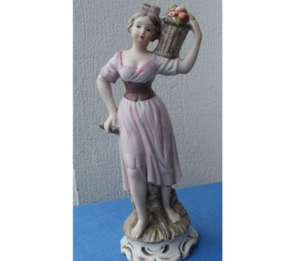Décoration-Art-Antiquité Montauban Tarn-et-Garonne - Photos Vivastreet STATUETTE biscuit, jeune femme portant un panier
