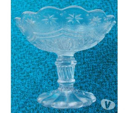 Ameublement & art de la table Montauban Tarn-et-Garonne - Photos Vivastreet Coupe ancienne ou présentoir en verre moulé - diamètre 11 cm