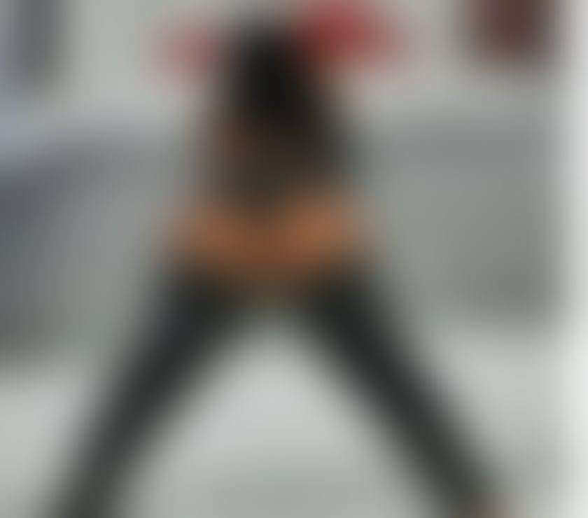  Escorts Leeds Leeds - Photos for Julia Hoot full service 😘