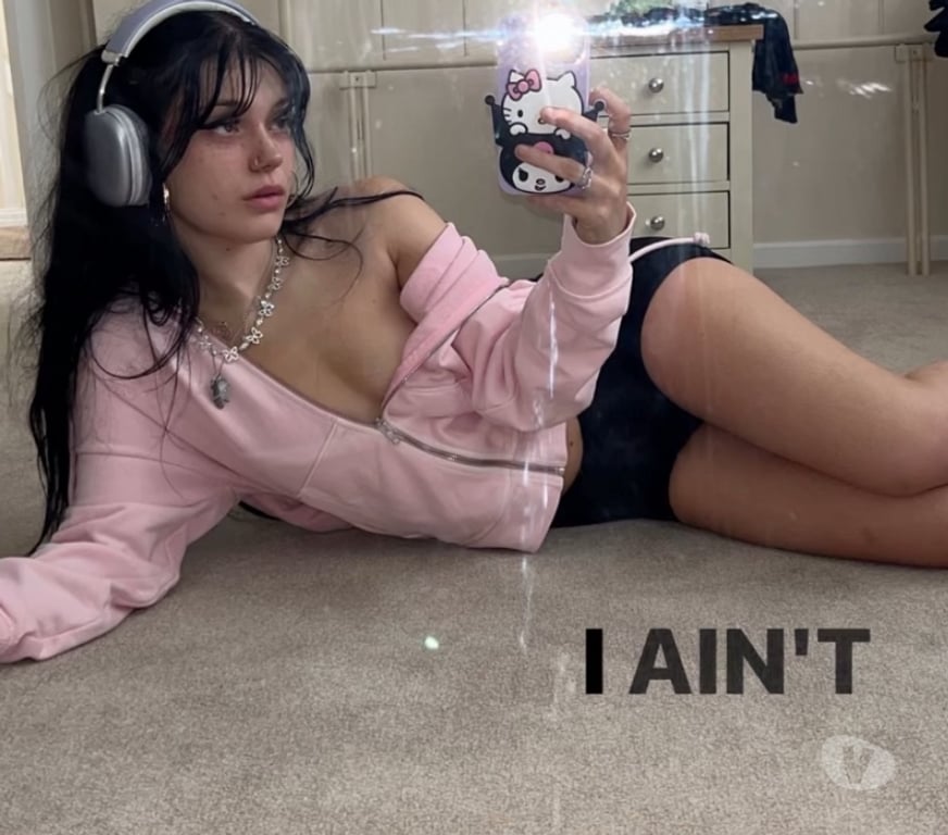 Adult Entertainment Derbyshire Derby - Photos for 💕naughty tiny 5’0 18 green eyes and black hair ;) 💕