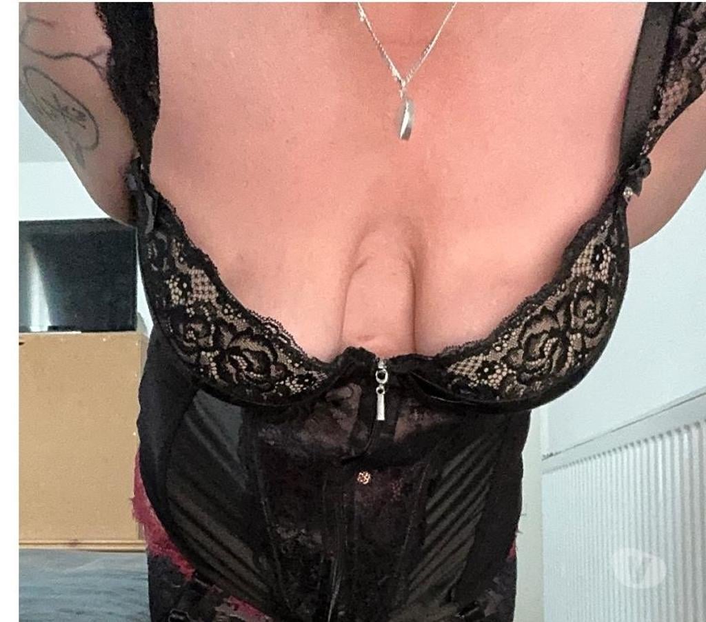 Escorts West Yorkshire Leeds - Photos for I MIGHT BE OLD AND NOT BE PRETTY BUT IM DAMNED GOOD