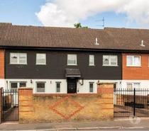 Charming 3-Bedroom House with Garden & Summer House