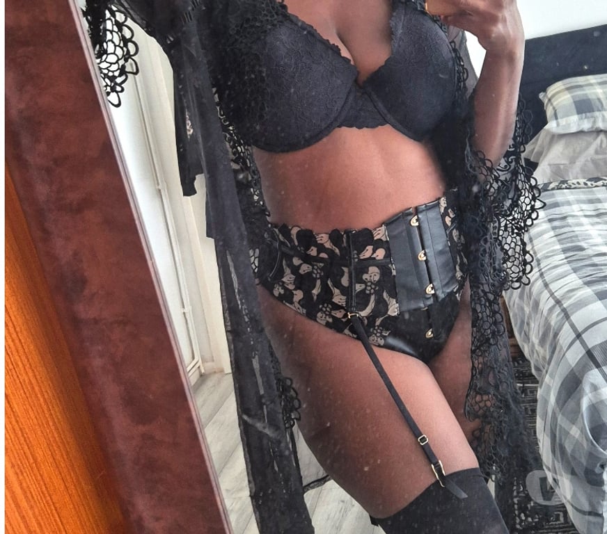 Escorts West Midlands Coventry - Photos for Busty Nubian Ebony Goddess in Coventry