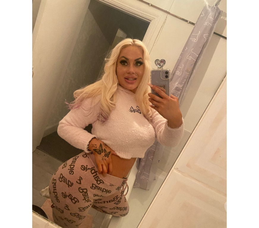 Escorts North West London Canons Park Station - North West London - Photos for HUNGARIAN BADDIE REAL BADNESS 😍 in Harrow 🍑