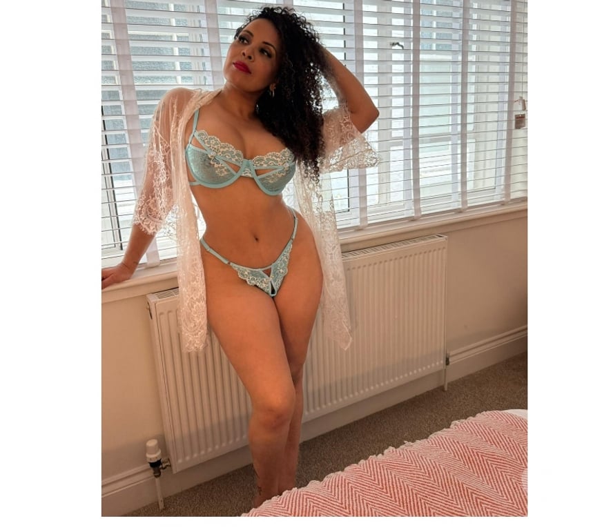 Escorts Surrey Woking - Photos for Your Stunning Amazonian 🇧🇷 Milf New in Woking