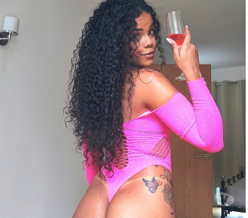 Escorts Essex Brentwood - Photos for Laura a beautiful Brazilian brunette
