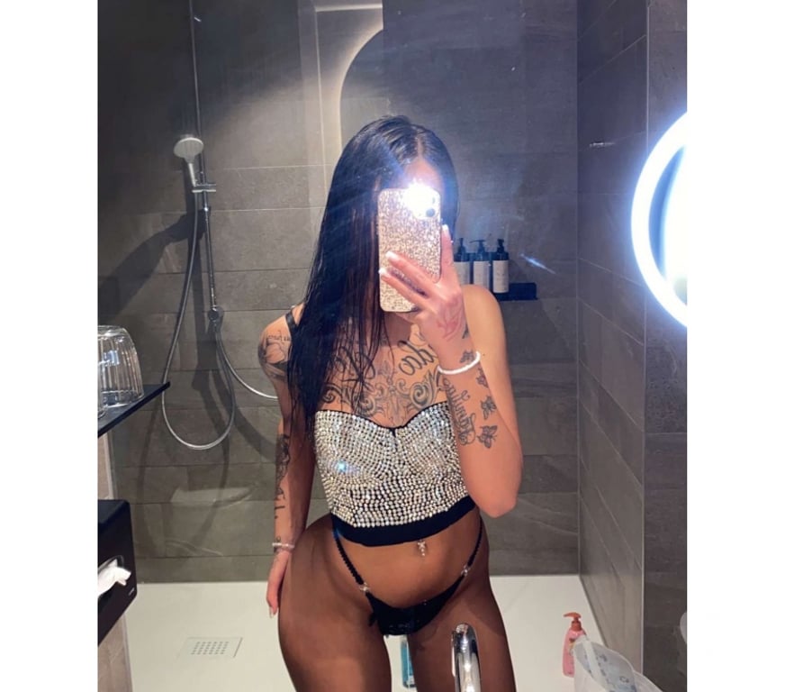 Escorts East London Canary Wharf - East London - Photos for Emma New In Town Italian 21 call and check!!