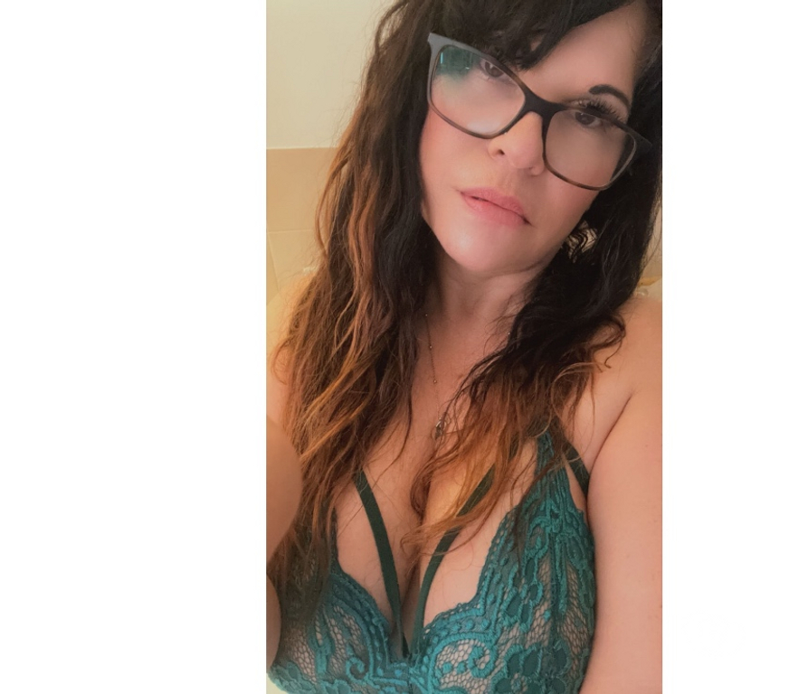 Escorts East Sussex Wealden - Photos for Older sexy party lady