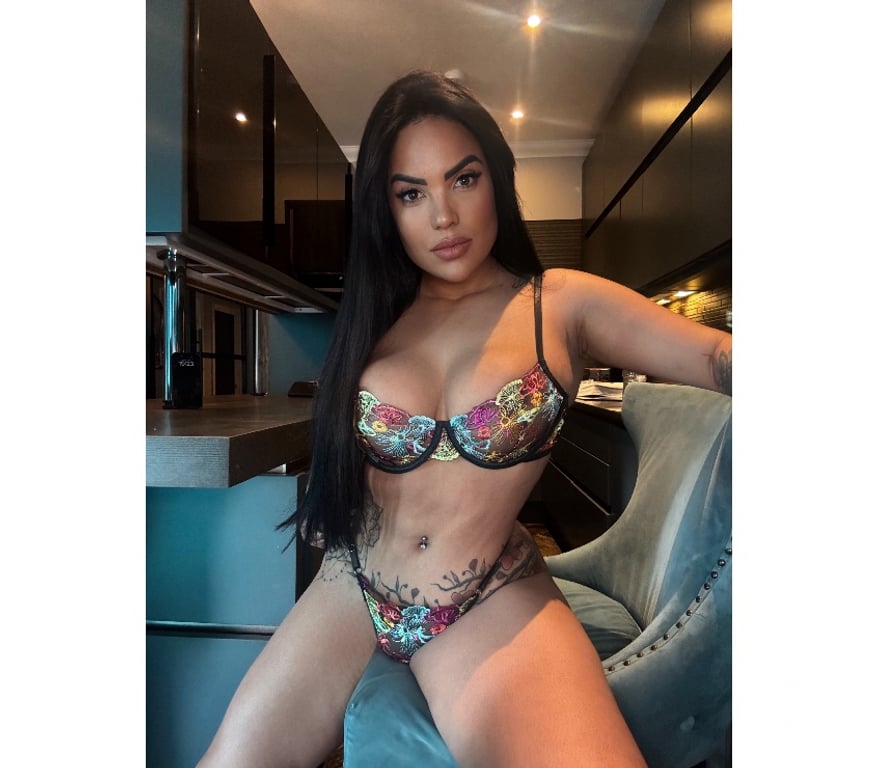 Escorts East London Canary Wharf - East London - Photos for BRUNNA PARTY 🍾💥