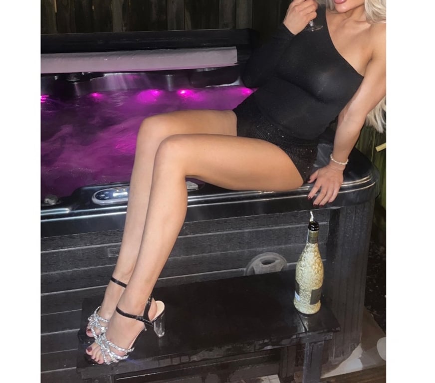 Escorts Hertfordshire Hertsmere - Photos for New in town English slim leggy busty seductive blonde
