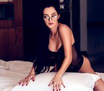 Branca pequena dançarina e tatuada